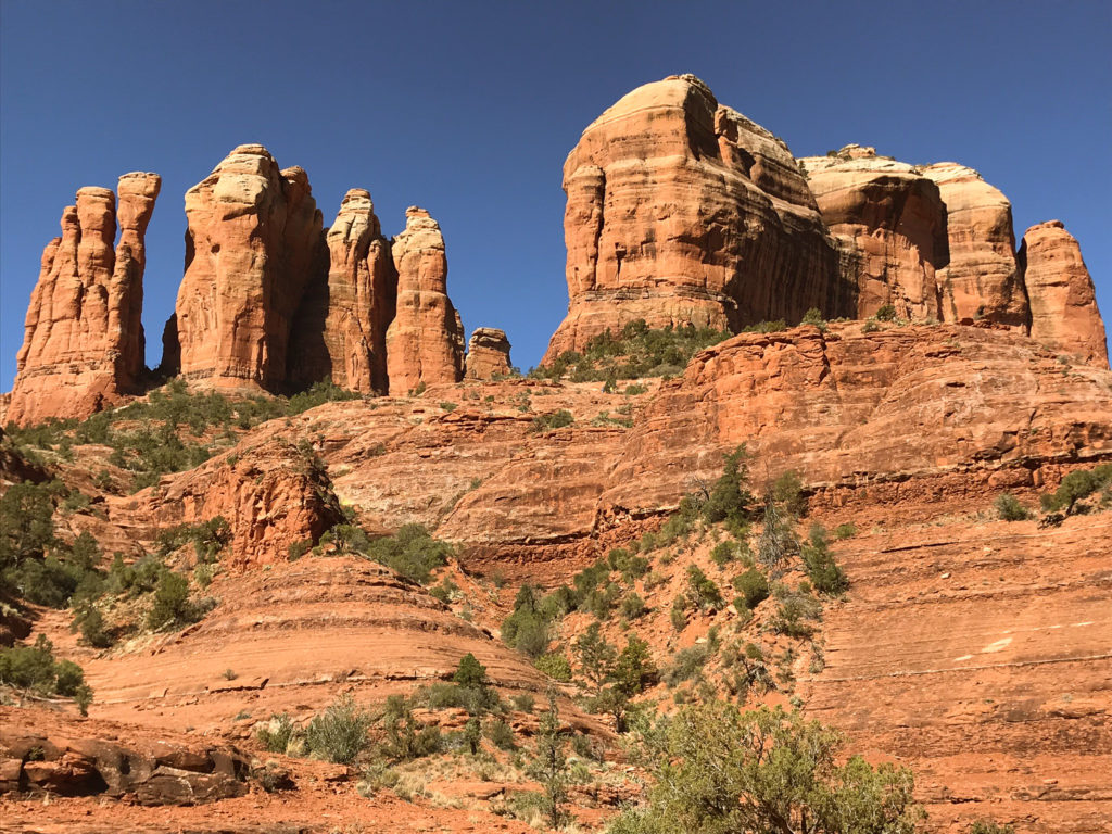 Where to see amazing views in Sedona with minimal to no hiking #sedona #arizona #hiking #cathedralrock #allaccessible #sunset #sedonasunset #sunrise #sedonasurise #sliderock #airportmesa #mainstreetsedona